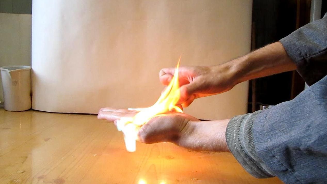 На відео показали холодний вогонь: можна взяти руками