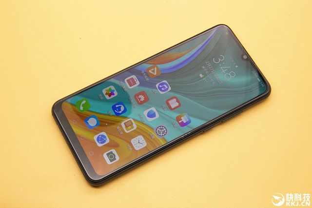 Huawei Enjoy 10e вперше показали на фото - фото 389863