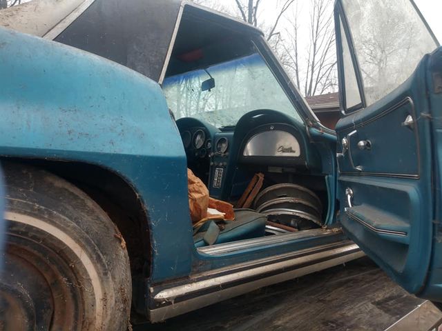 У гаражі серед сміття знайшли покинуте авто за 100 тисяч доларів - фото 390006