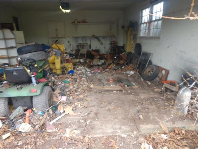 У гаражі серед сміття знайшли покинуте авто за 100 тисяч доларів - фото 390007