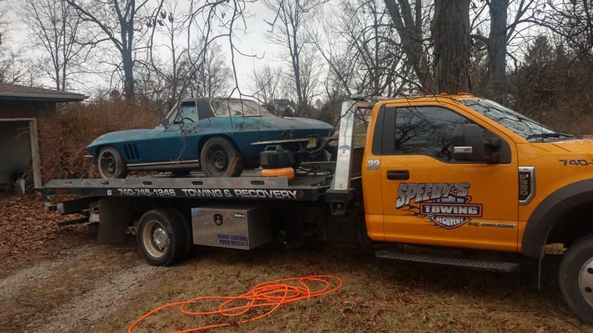 У гаражі серед сміття знайшли покинуте авто за 100 тисяч доларів - фото 1