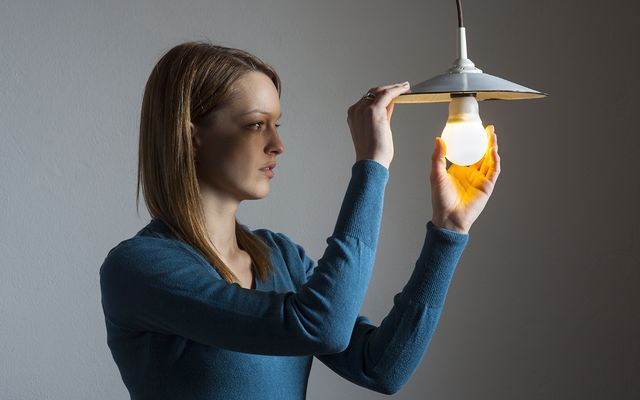 Не всі міленіали можуть самостійно поміняти лампочку - фото 390124