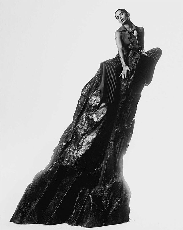 Сексуальна Зої Кравіц знялась оголеною для глянцю: спекотні фото 18+ - фото 390331