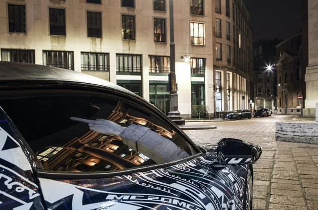 Maserati показала фото прототипу нового суперкара MC20 - фото 390363