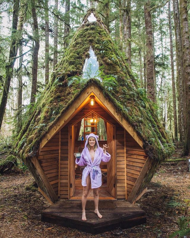 Найсексуальніша гравець у покер показала гарячі фото лише в халаті - фото 390429