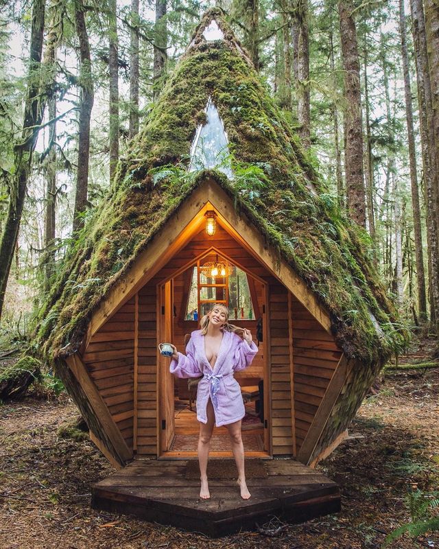 Найсексуальніша гравець у покер показала гарячі фото лише в халаті - фото 390431