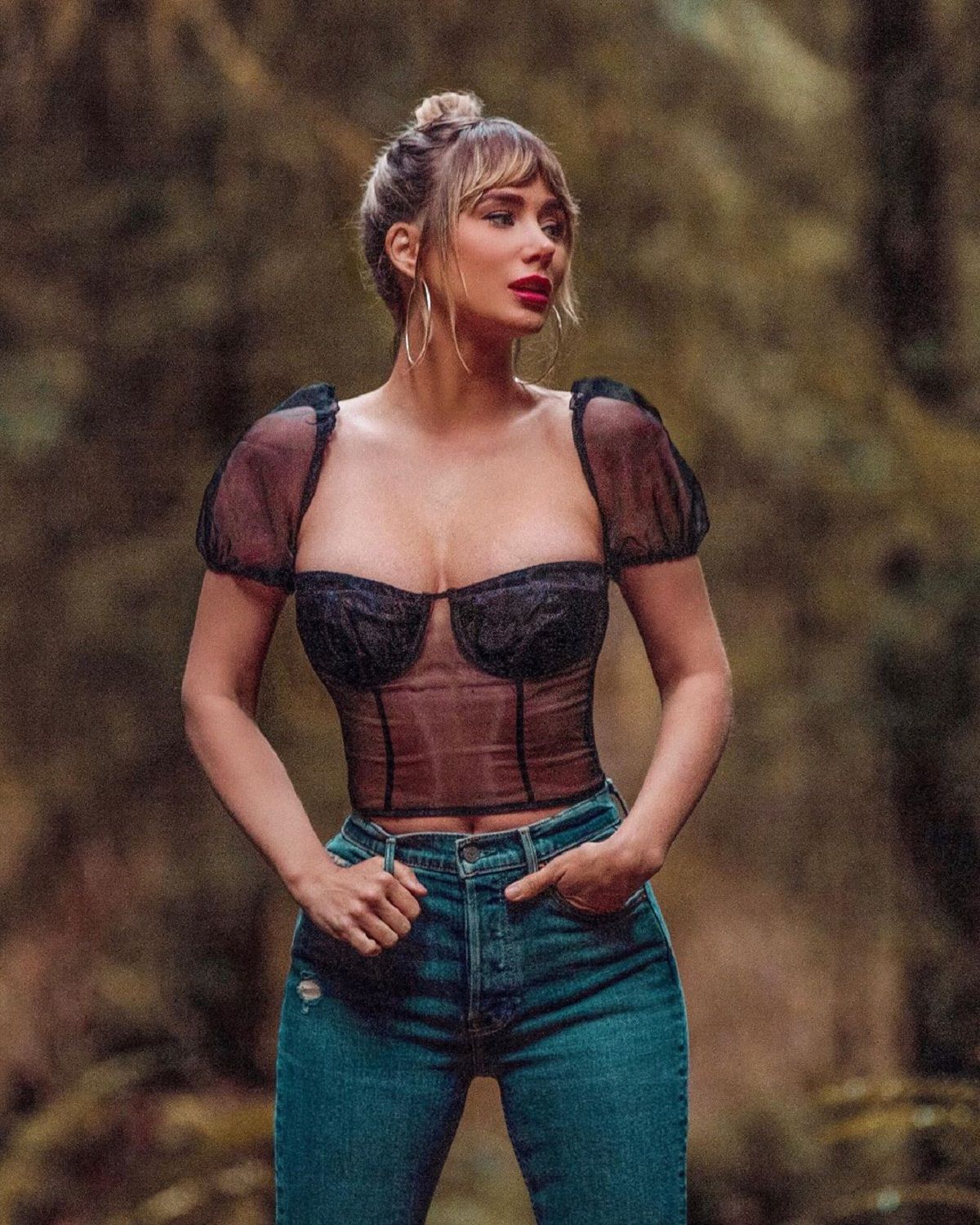 Сара Андервуд роздяглась посеред лісу - фото 1