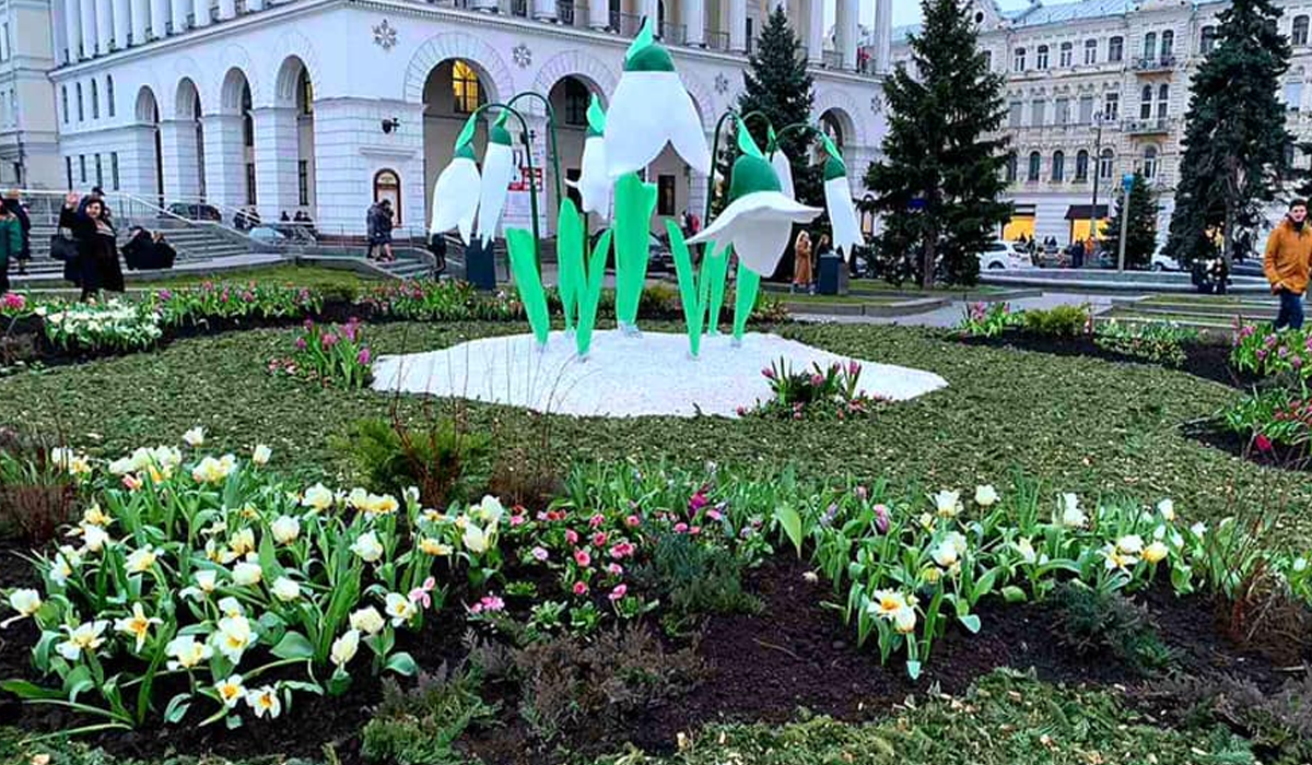 Гігантські бетонні підсніжники на Майдані Незалежності висміяли у фотожабах