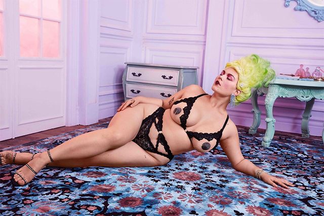 Rihanna знялась в образі Марії-Антуанетти: сексуальні фото 18+ - фото 390522