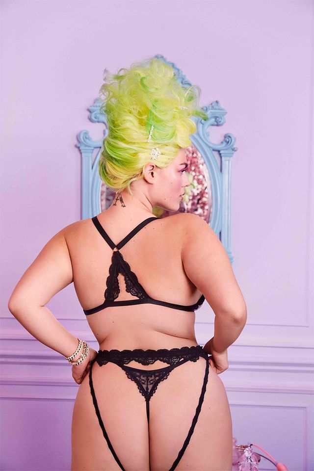 Rihanna знялась в образі Марії-Антуанетти: сексуальні фото 18+ - фото 390524