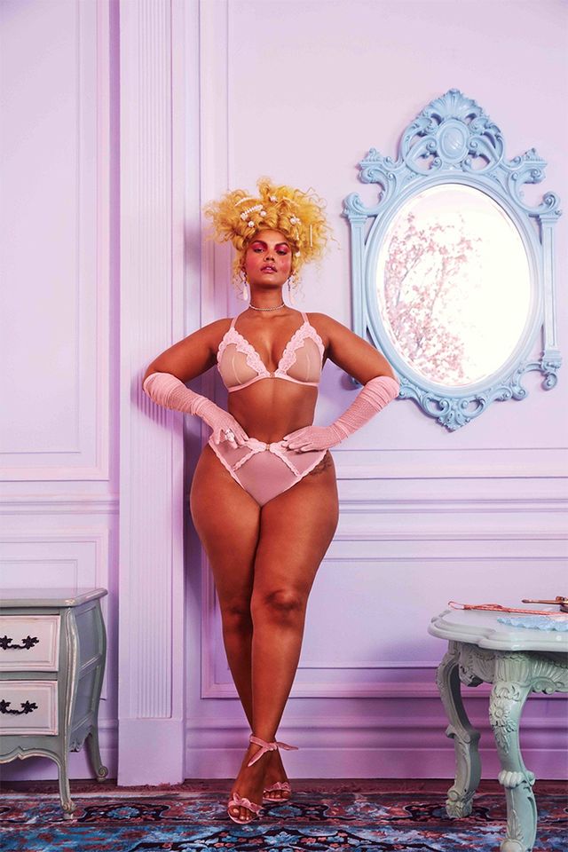 Rihanna знялась в образі Марії-Антуанетти: сексуальні фото 18+ - фото 390527