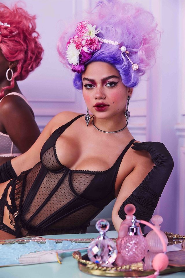 Rihanna знялась в образі Марії-Антуанетти: сексуальні фото 18+ - фото 390530