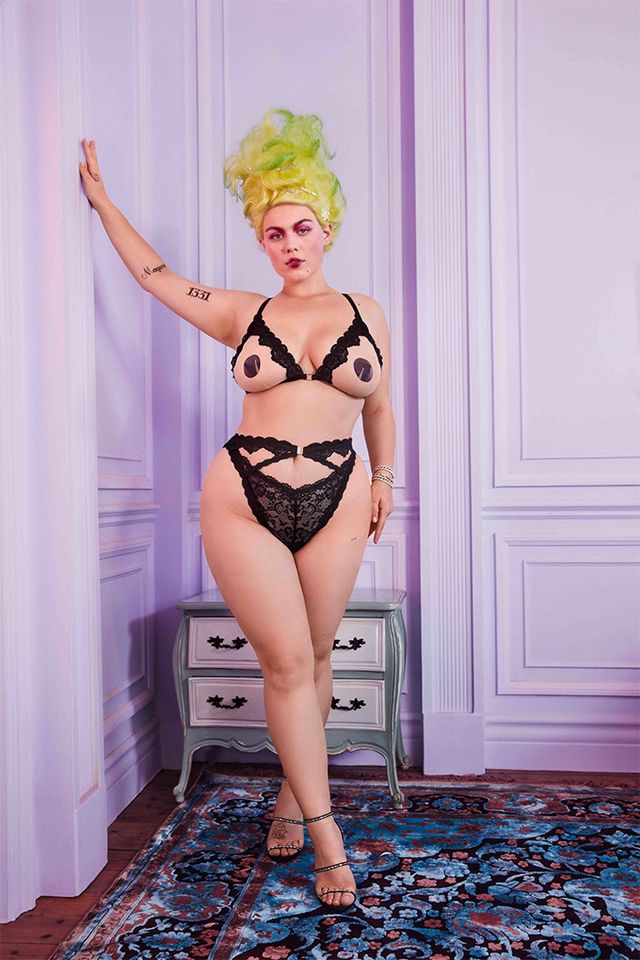 Rihanna знялась в образі Марії-Антуанетти: сексуальні фото 18+ - фото 390533