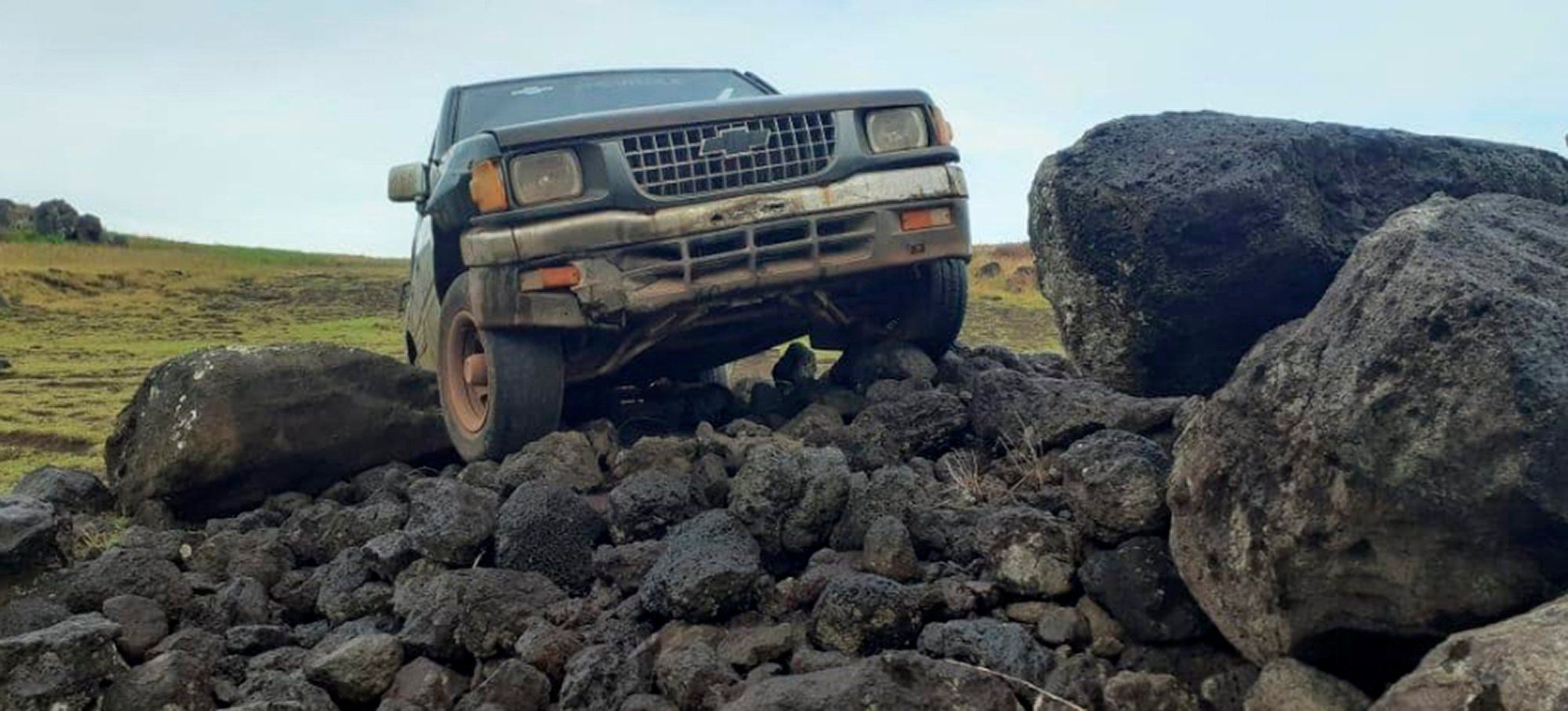На Острові Пасхи пікап врізався у священну статую моаї