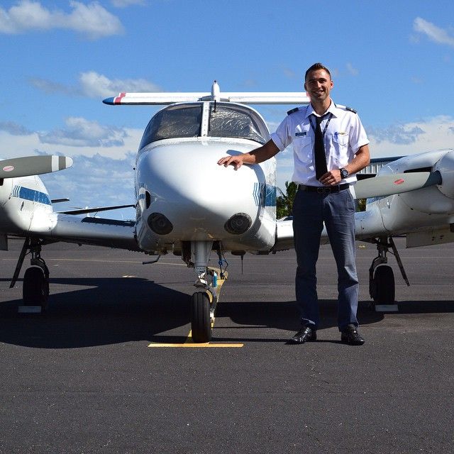 Холостяк працює пілотом - фото 390680