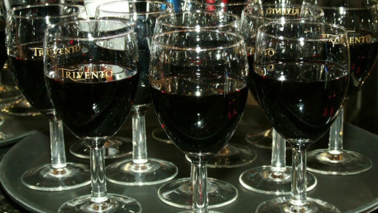 В Італії з кранів потекло ігристе вино: відео