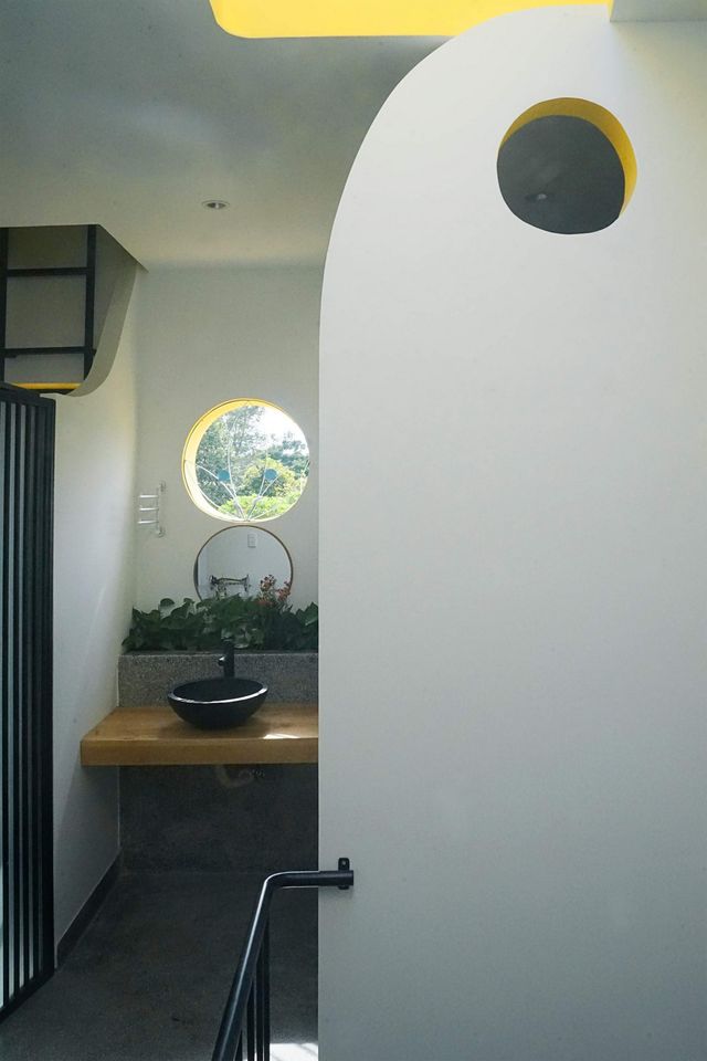 У В'єтнамі звели сучасний дім для любительки ромашок: ефектні фото - фото 390842