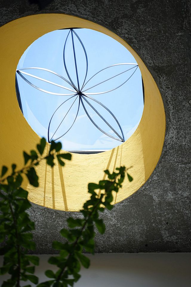 У В'єтнамі звели сучасний дім для любительки ромашок: ефектні фото - фото 390847