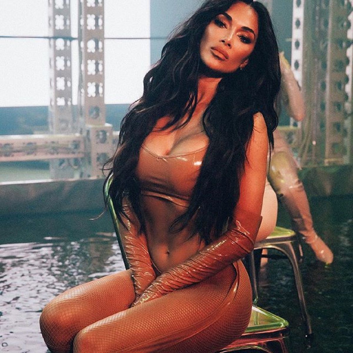 Сексуальна Ніколь Шерзінгер у латексі показала бюст