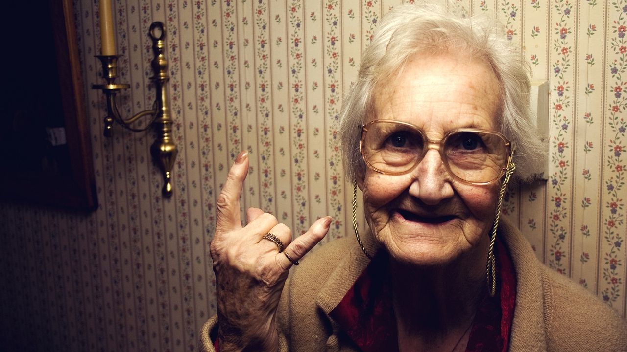 Учені з'ясували, чому жінки живуть довше за чоловіків