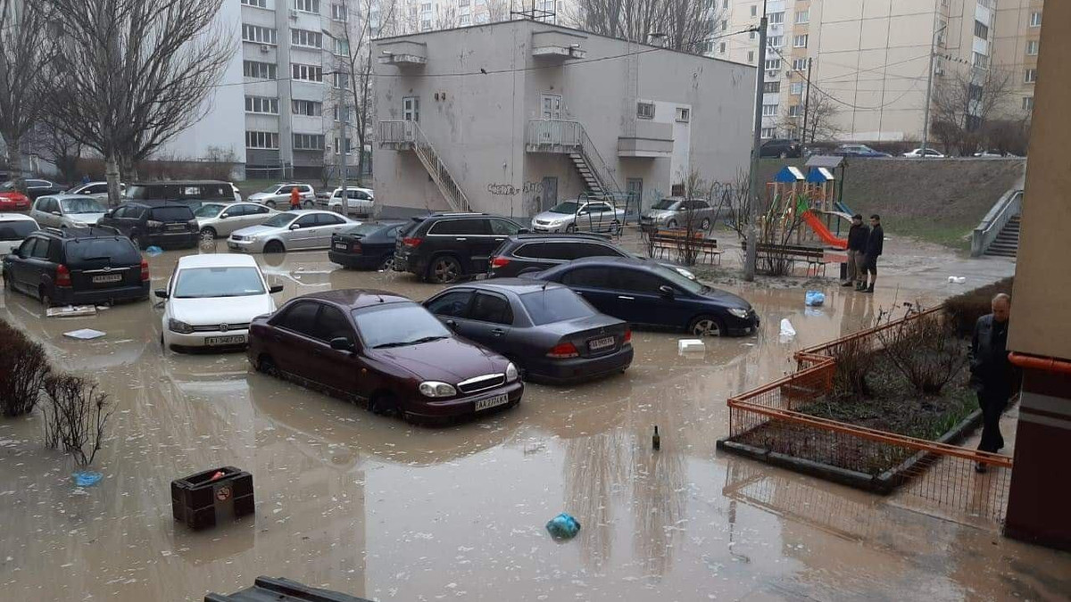 У мережі показали, як в одному з затоплених дворів Києва плавають машини: шокуючі фото - фото 1