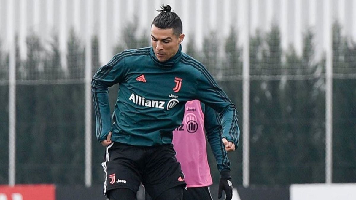 Кріштіану Роналду привітався з уявними уболівальниками перед матчем: кумедне відео