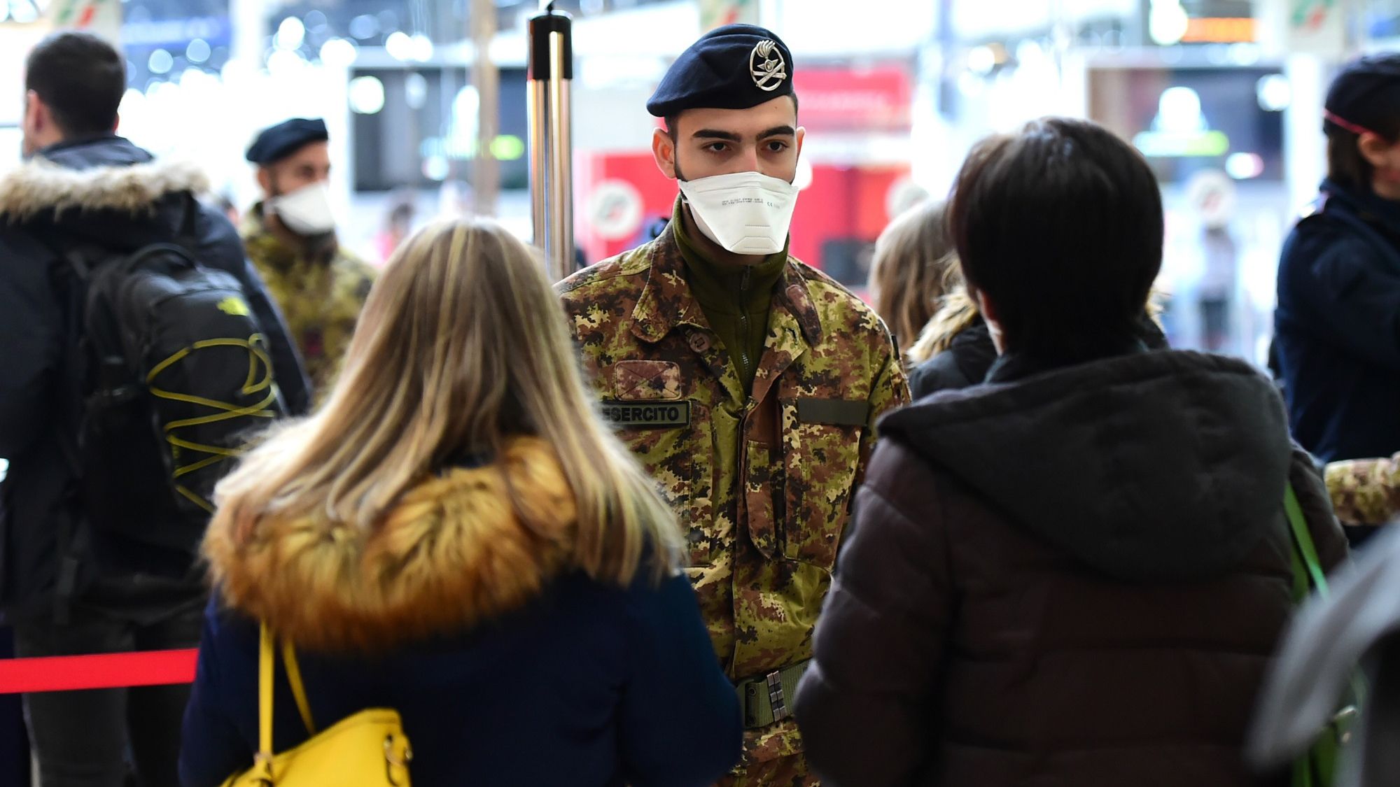 Від сьогодні Італію повністю закривають на карантин