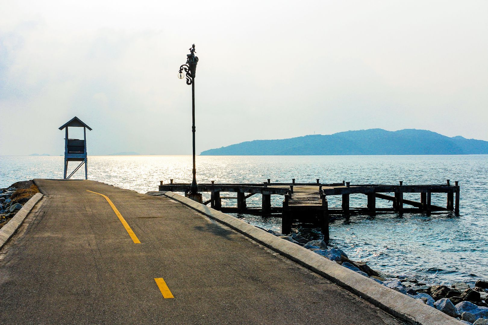 Шторм вкрав шматок дороги: вражаюче фото