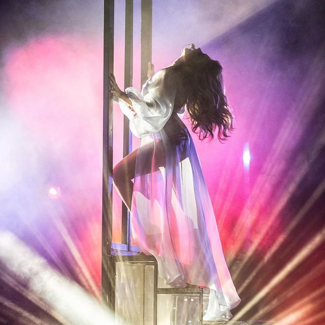 Напівоголена Тіна Кароль влаштувала еротичне шоу під час концерту: пікантні кадри - фото 391178