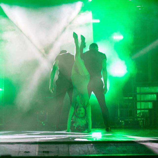 Напівоголена Тіна Кароль влаштувала еротичне шоу під час концерту: пікантні кадри - фото 391181