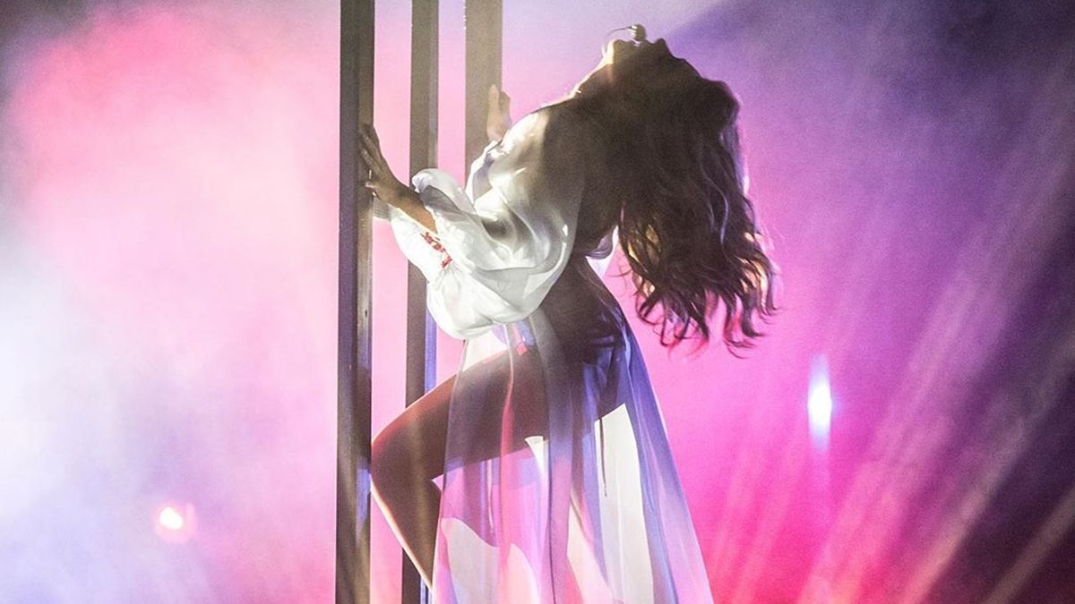 Напівоголена Тіна Кароль влаштувала еротичне шоу під час концерту: пікантні кадри