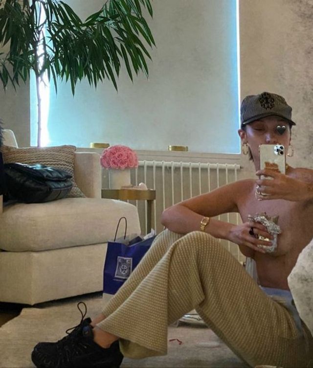 Найкрасивіша жінка світу прикрила груди бутербродом - фото 391212