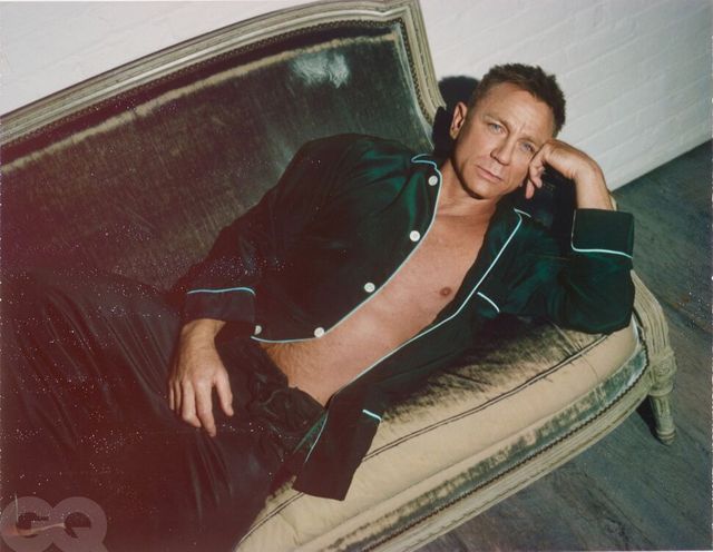 52-річний Деніел Крейг похизувався сталевим пресом на обкладинці GQ - фото 391273