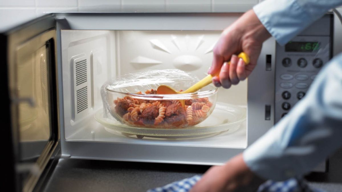 Ці продукти не бажано розігрівати в мікрохвильовці: оновлений список