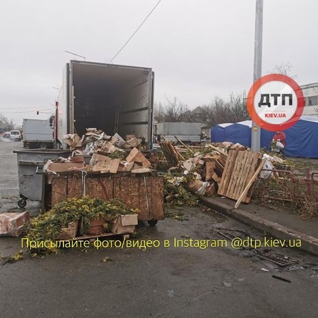 Звалище не проданих на 8 березня квітів показали у мережі - фото 391291