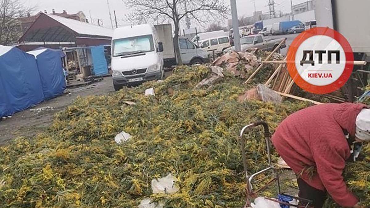 Звалище не проданих на 8 березня квітів показали у мережі
