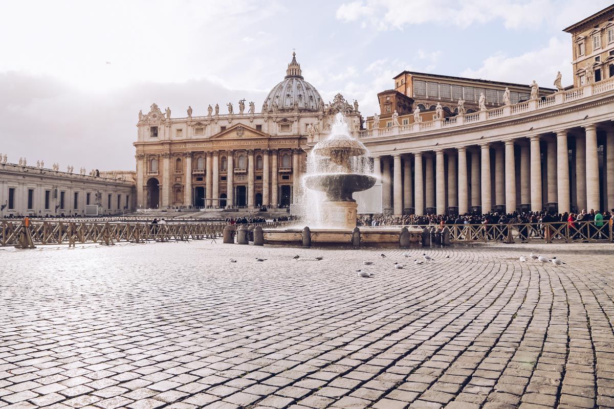 До та після карантину: дивіться, як змінилась площа Святого Петра у Римі