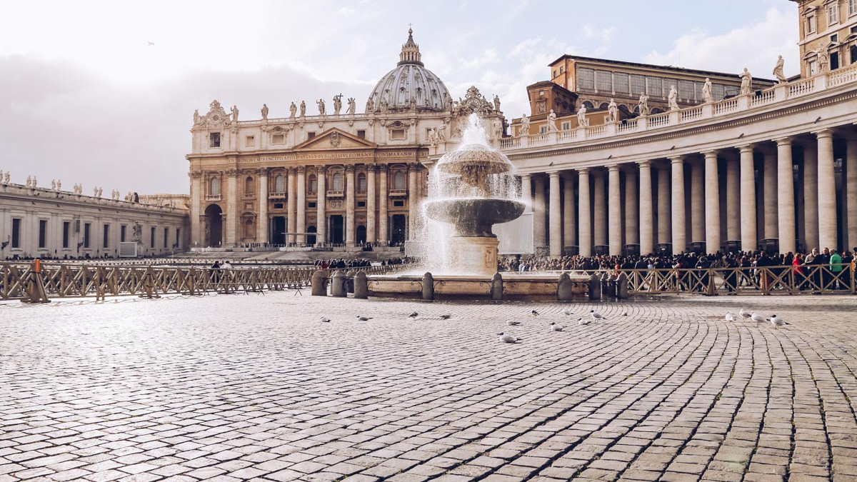 Площа Святого Петра у Римі – популярне місце для туристів - фото 1