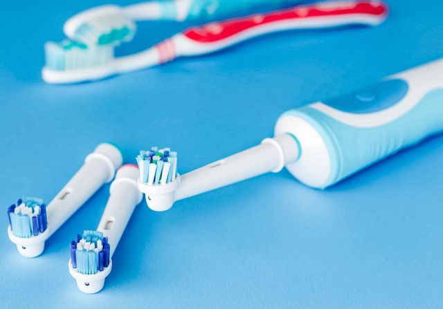 Зубні щітки слід міняти кожні 3-4 місяці - фото 391538