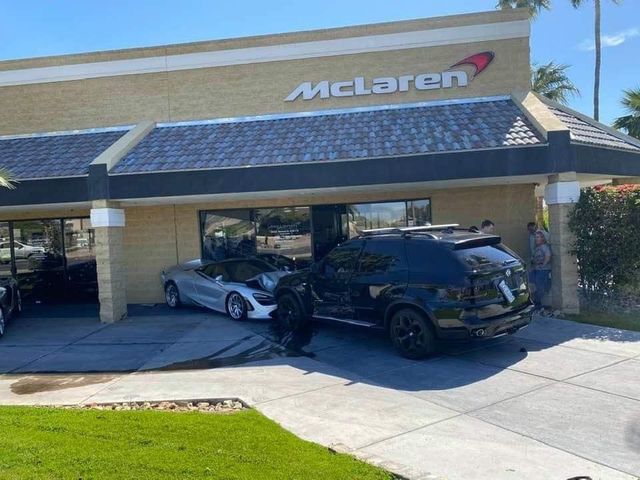Найдорожча ДТП: BMW X5 протаранив два нових McLaren - фото 391625