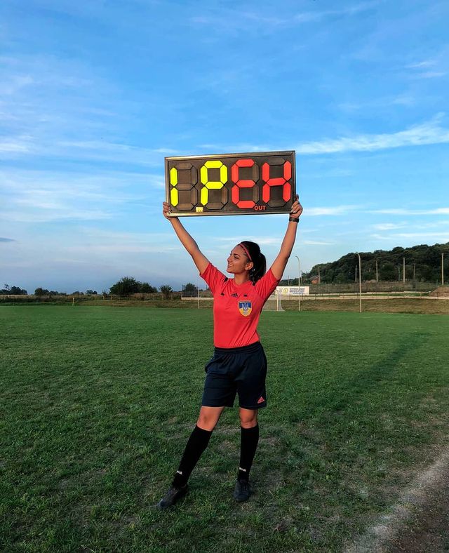 В Україні знайшли найкрасивішу дівчину-арбітра, яка є копією Міли Куніс: фотопорівняння - фото 391828