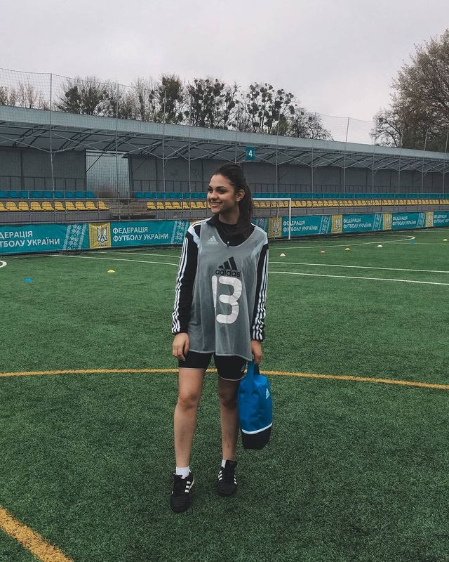 В Україні знайшли найкрасивішу дівчину-арбітра, яка є копією Міли Куніс: фотопорівняння - фото 391829