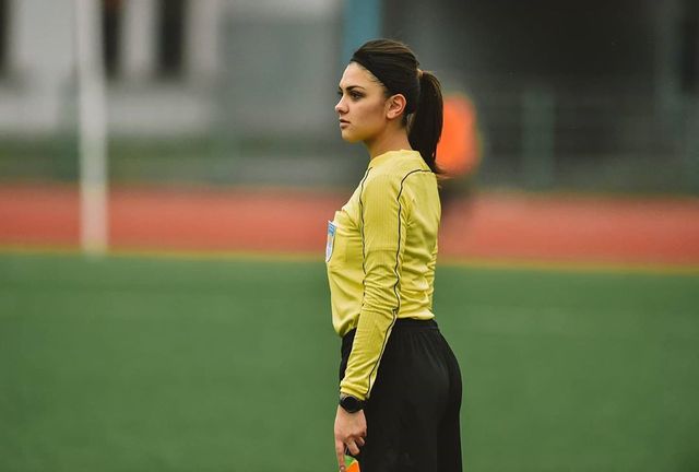 В Україні знайшли найкрасивішу дівчину-арбітра, яка є копією Міли Куніс: фотопорівняння - фото 391830