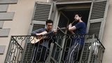 Коронавірус зближує: дивіться, як італійці співають на балконах під час карантину