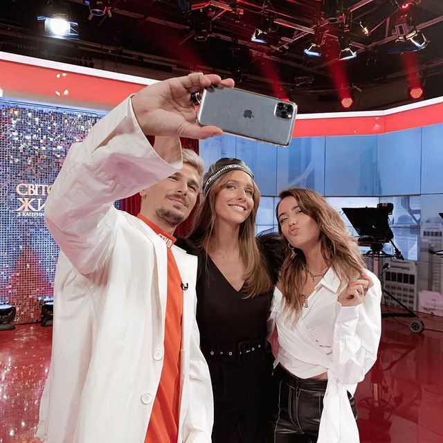 Надя Дорофєєва похизувалася ідеальними формами в облягаючих шкіряних штанах: зухвалі фото - фото 392335