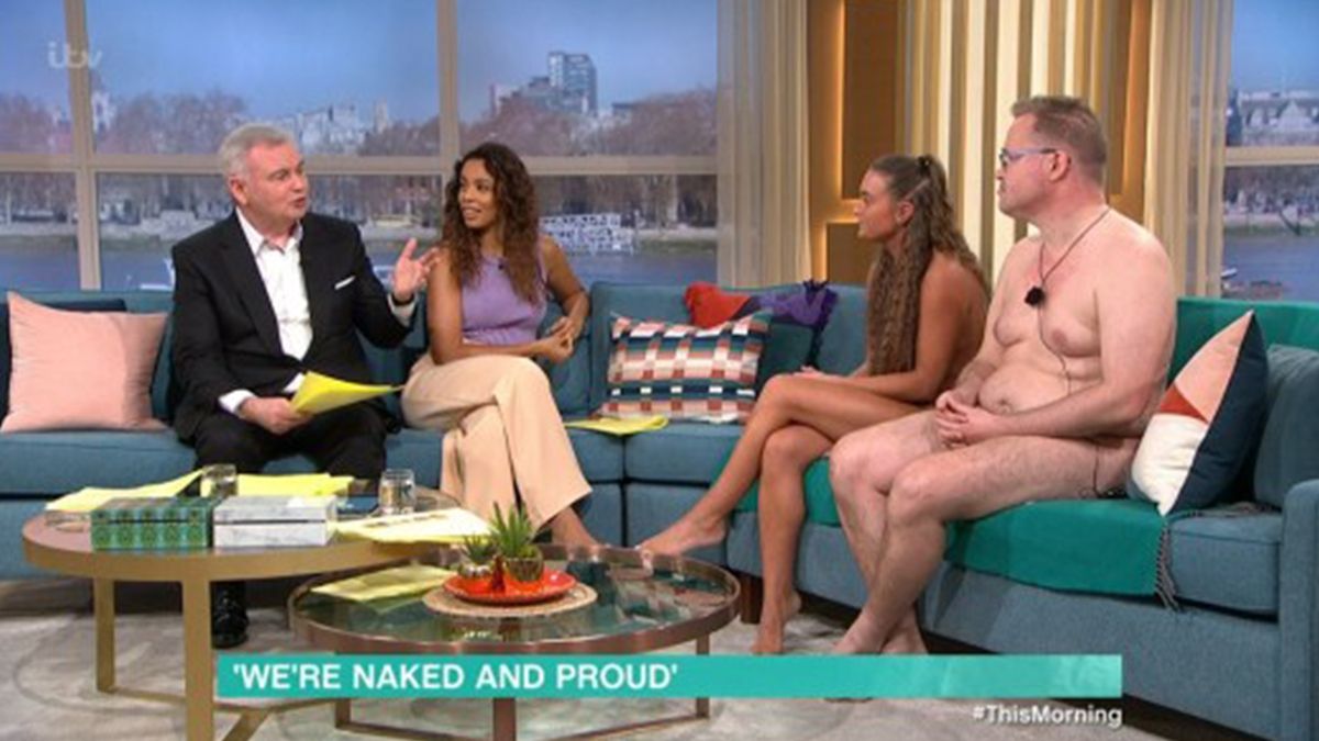 В ефір британського шоу прийшли повністю оголені гості: відео (18+) - фото 1