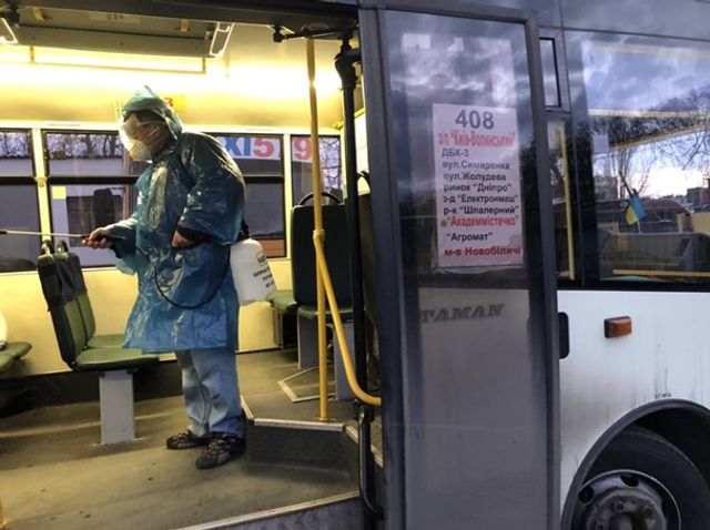 Як у Києві дезінфікують вулиці спецзасобами - фото 392454