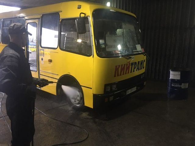 Як у Києві дезінфікують вулиці спецзасобами - фото 392457