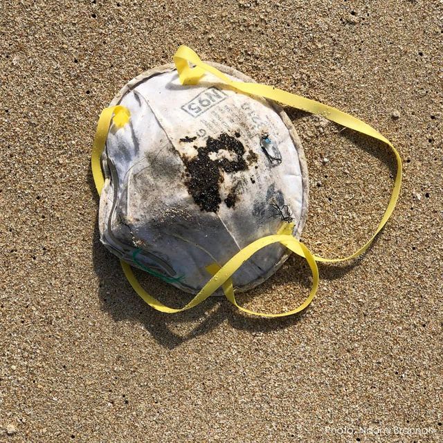 Використані захисні маски забруднили пляжі Гонконгу: промовисті фото - фото 392475