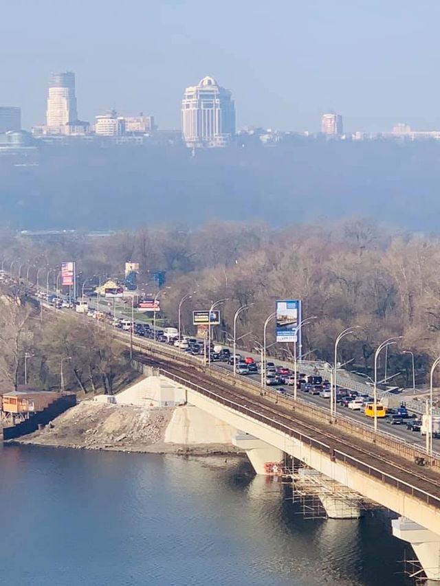 Карантин у Києві: фото гігантського затору на мосту Метро шокувало мережу - фото 392834